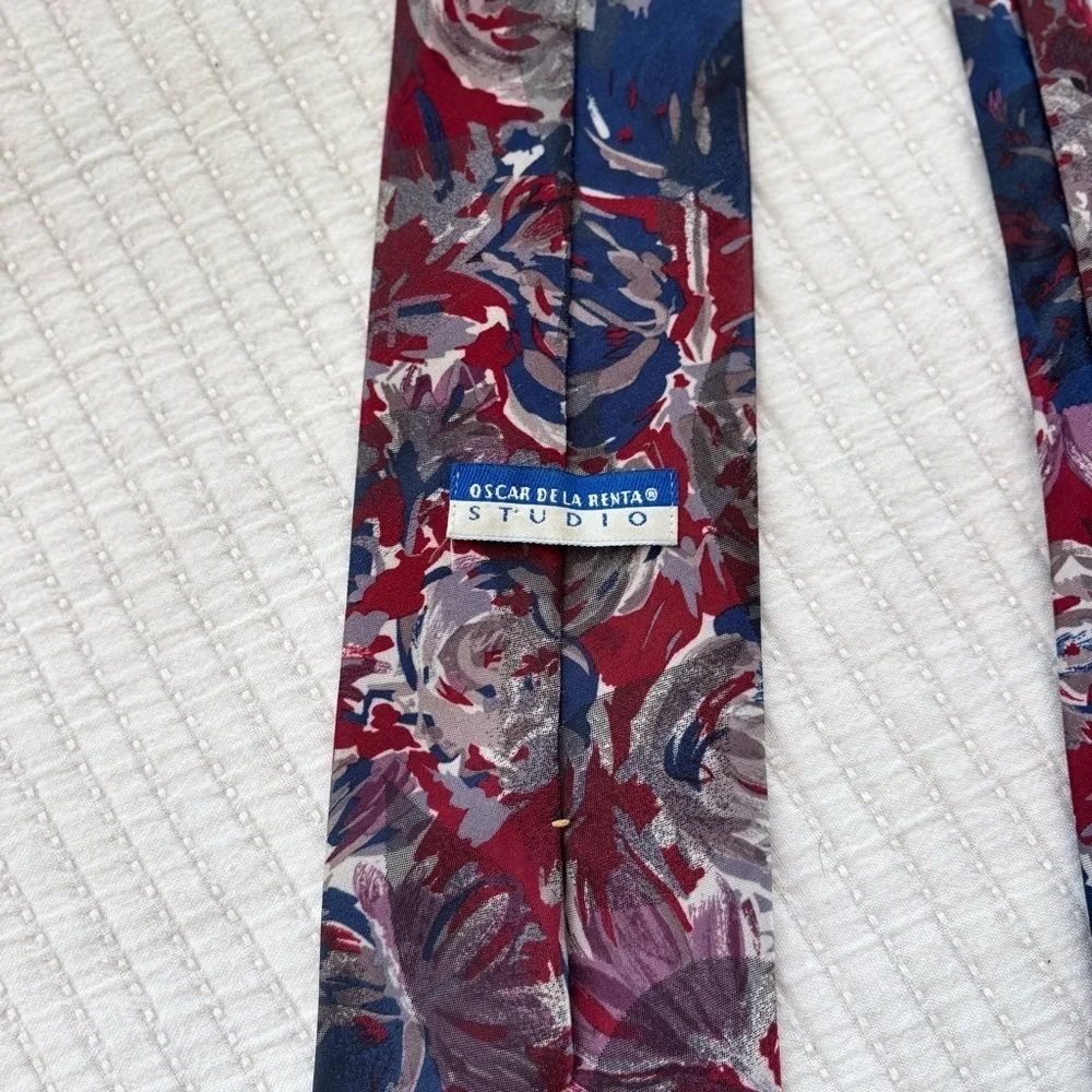 Oscar De La Renta Studio Mens Vintage Floral Neck Tie Made in USA Red Blue White